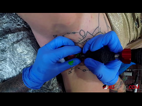 ❤️ U-Sully Savage oshisa izikhotha onama-tattoo okwedlulele wathola i-tattoo ku-clitoris yakhe Izocansi zaseRussia ku-zu.com-full-porner.ru